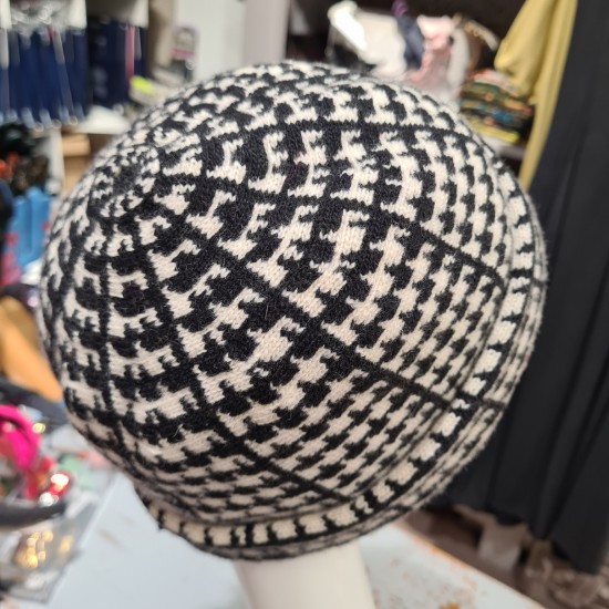 Beanie black & white Vahine by Ariane Lespire