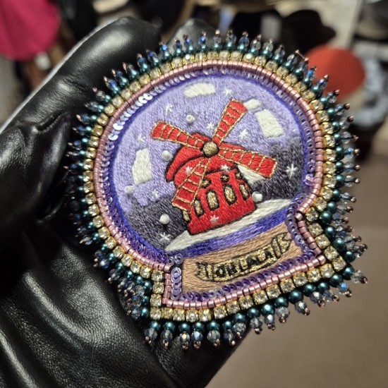 Broche "Boule Moulin Rouge"...