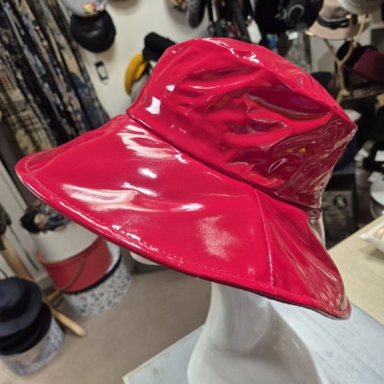 Wide-brimmed rain hat by Grévi
