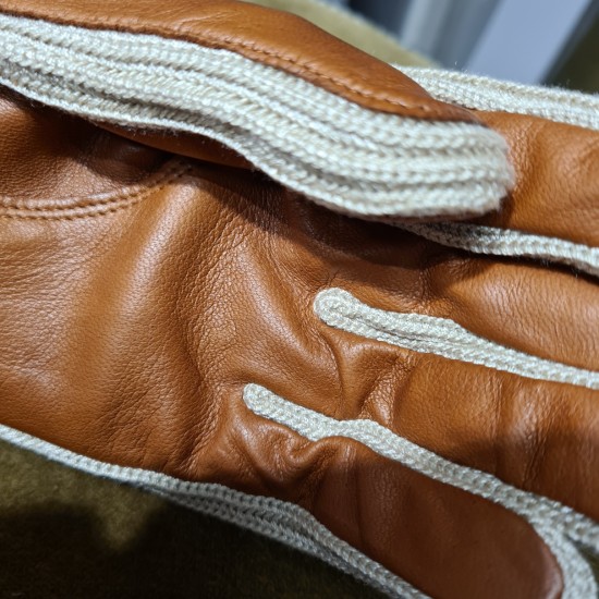 Leather gloves